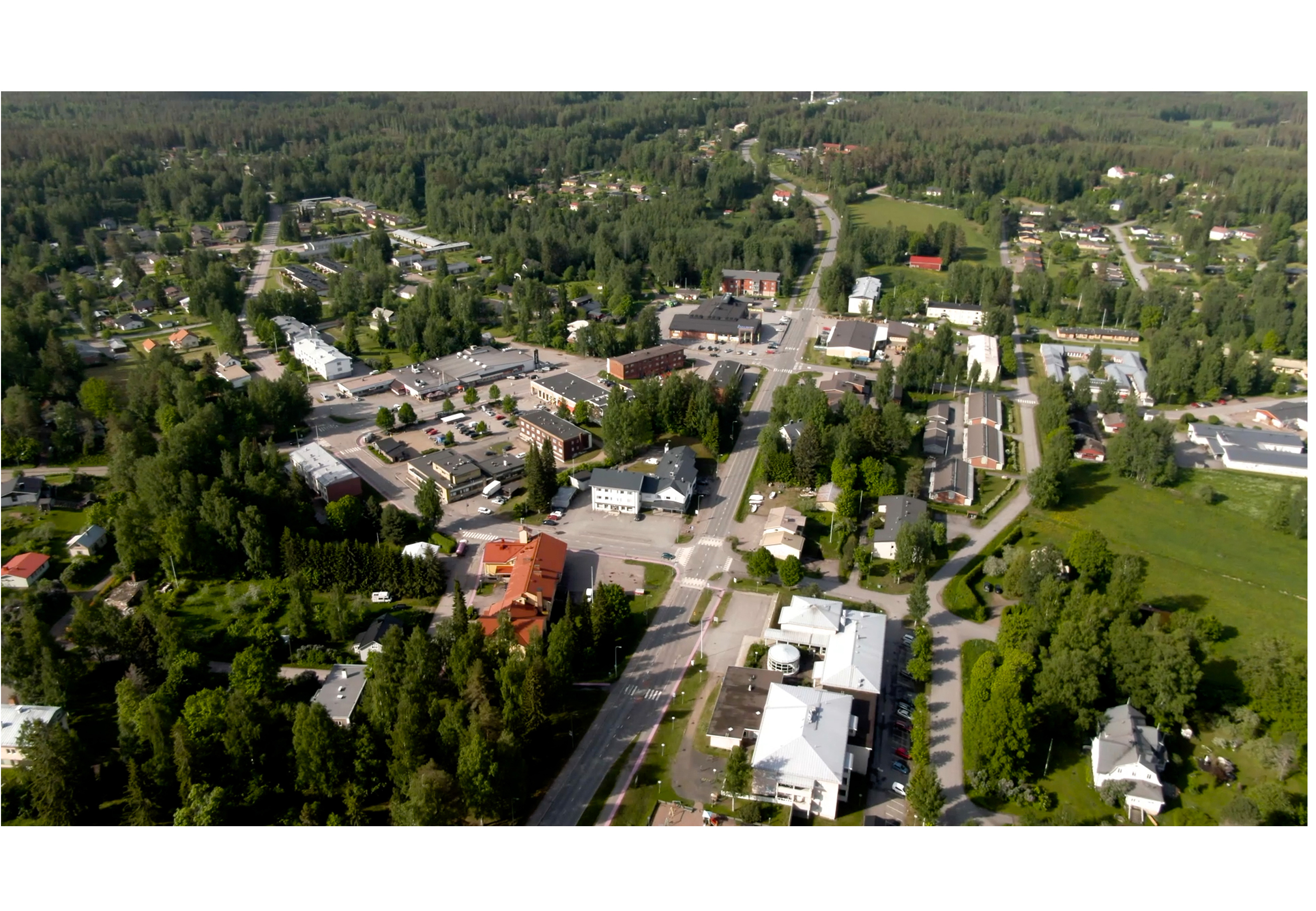 Kuvassa Savitaipaleen keskusta ilmasta kuvattuna.