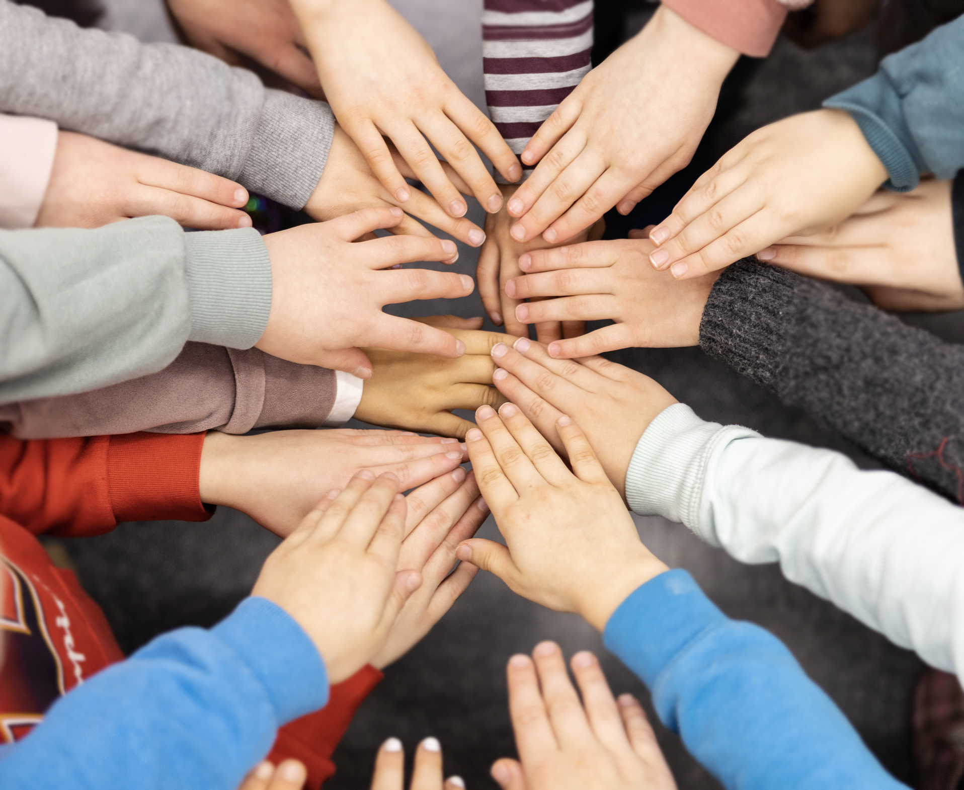 Kuvassa lapsien kädet yhdessä.