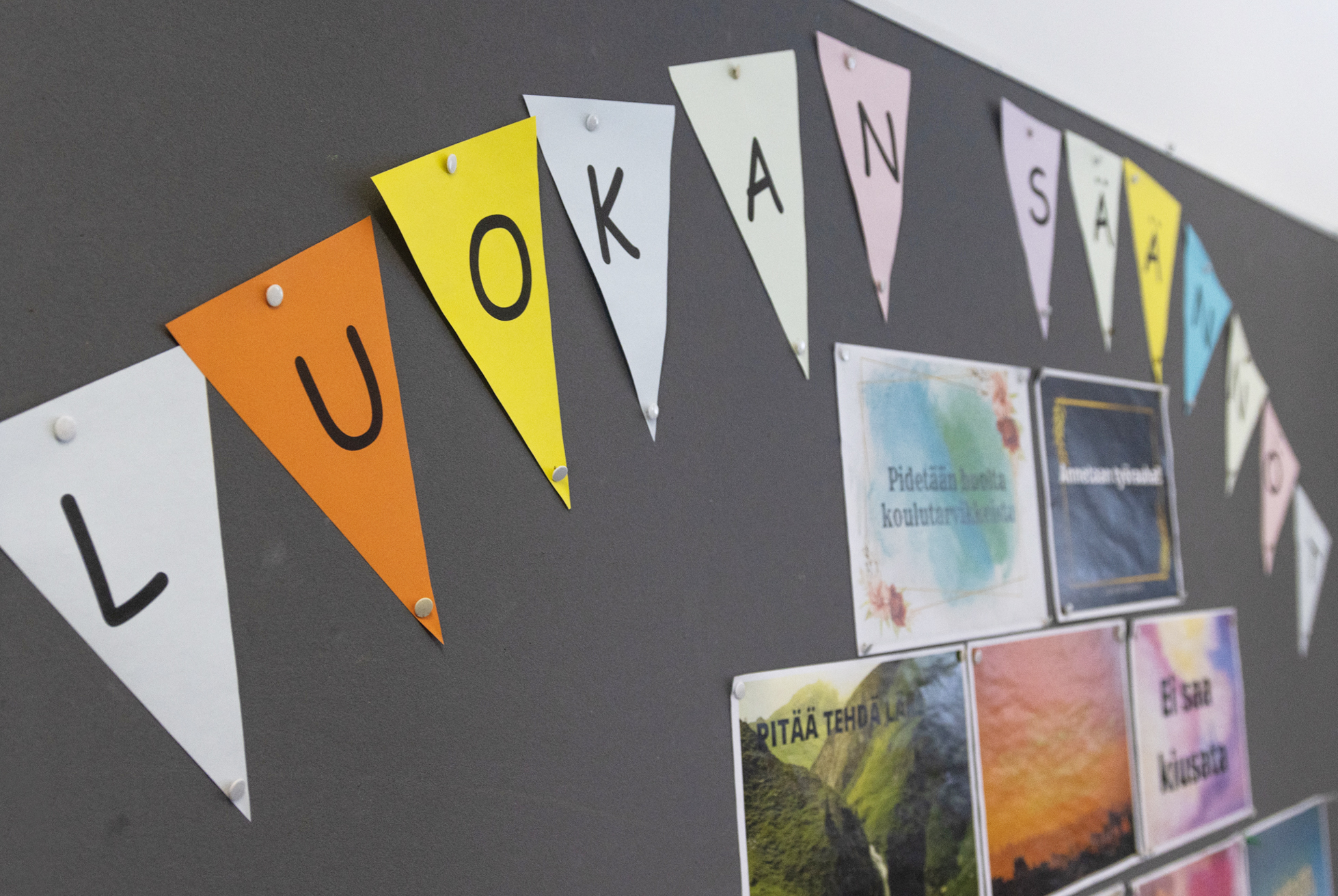 Luokan säännöt taululla viireissä.