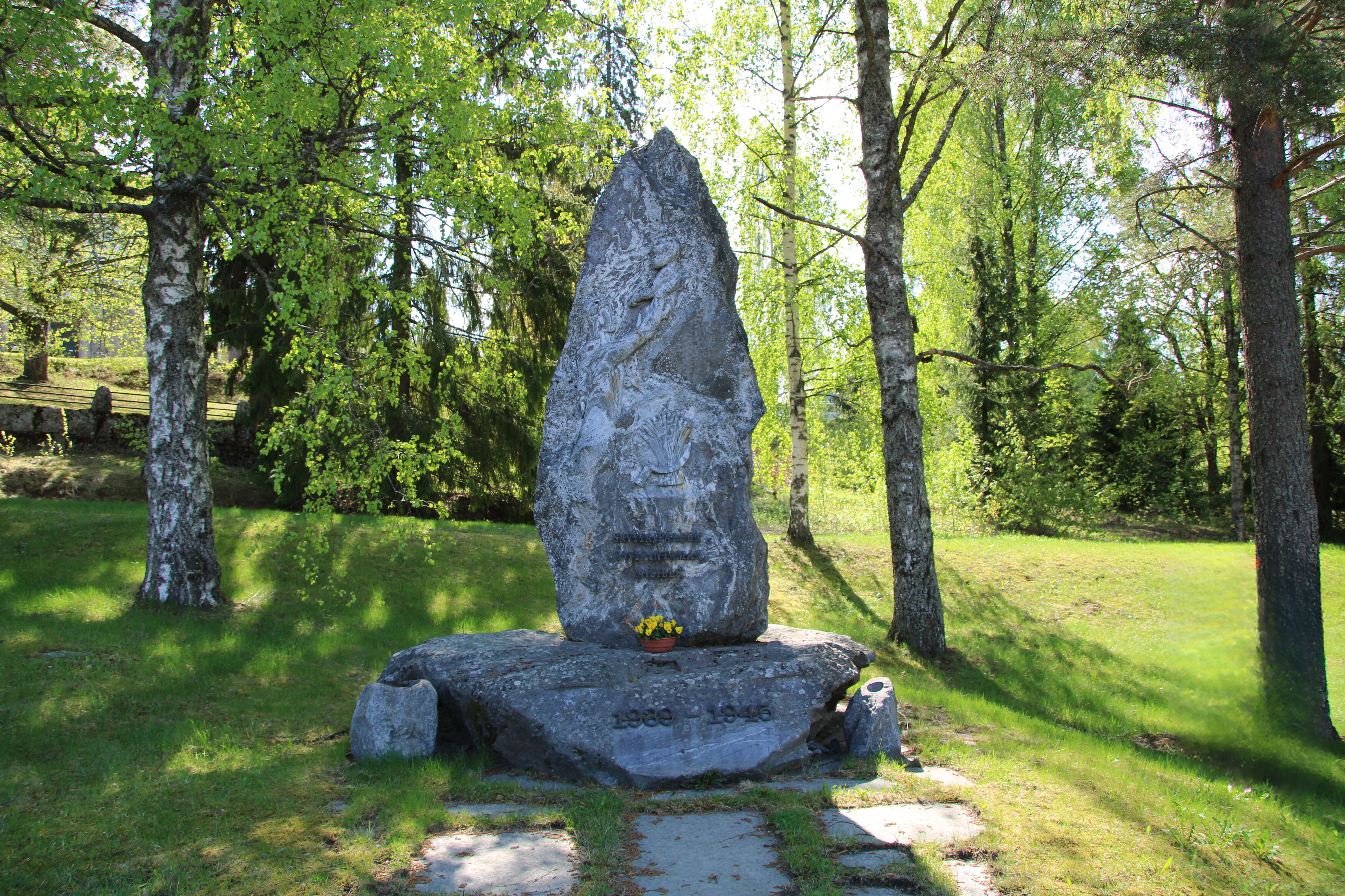 Kotirintamanaisten muistomerkki.