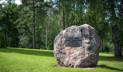 Sotaan lähteneiden muistomerkki.