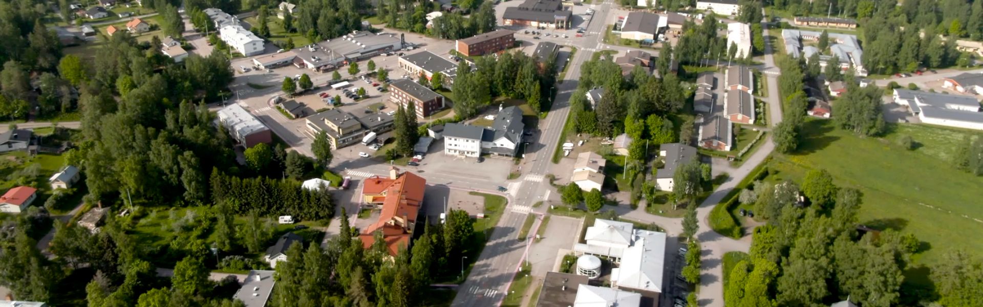 Kuvassa kyläkeskus ilmasta kuvattuna.