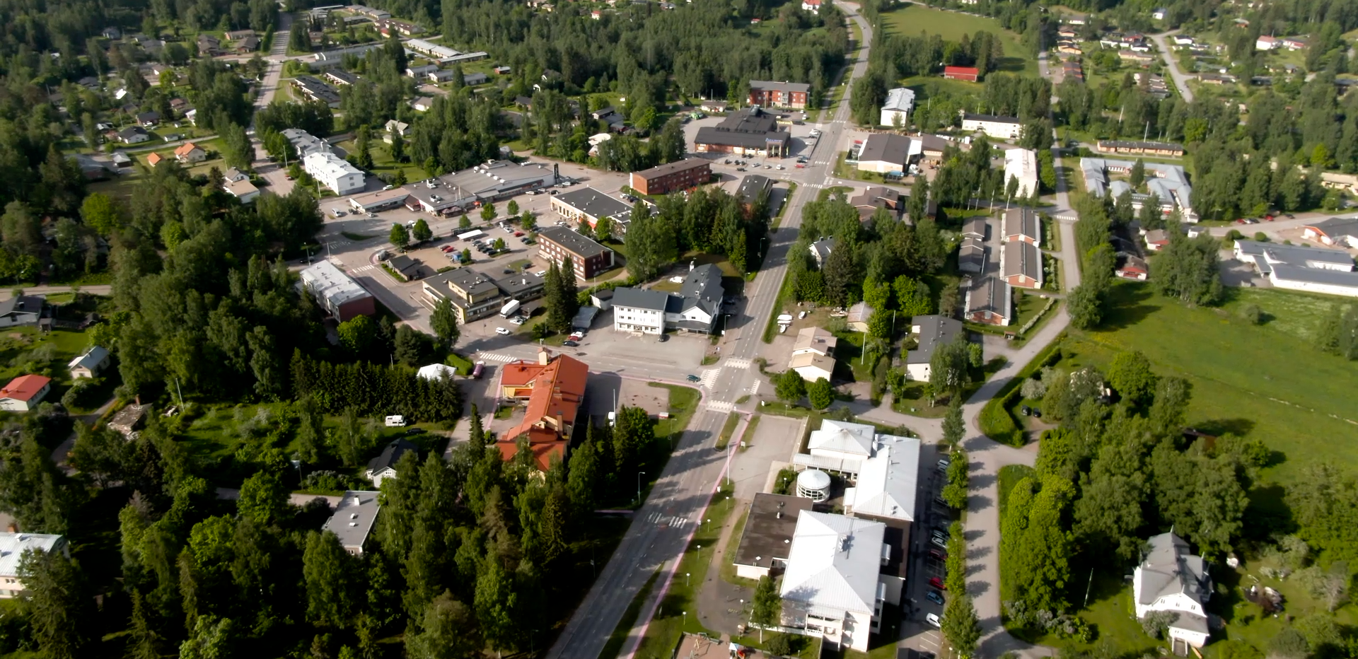 Kyläkeskus ilmasta kuvattuna.